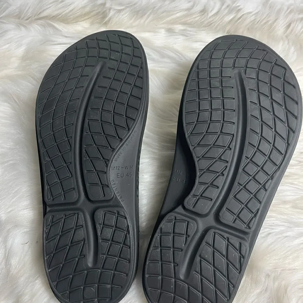 OOFOS Unisex Black Rubber slip on thong sandals Men SZ12 Women SZ14
